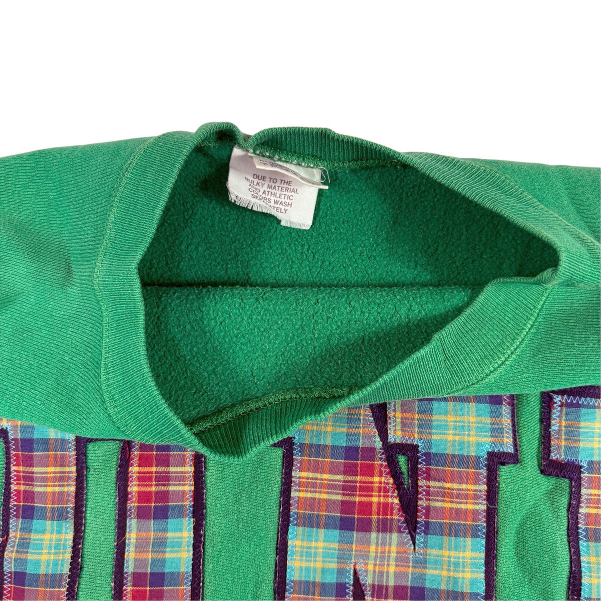 首元の Champion REVERSE WEAVE プリントタグ 引き