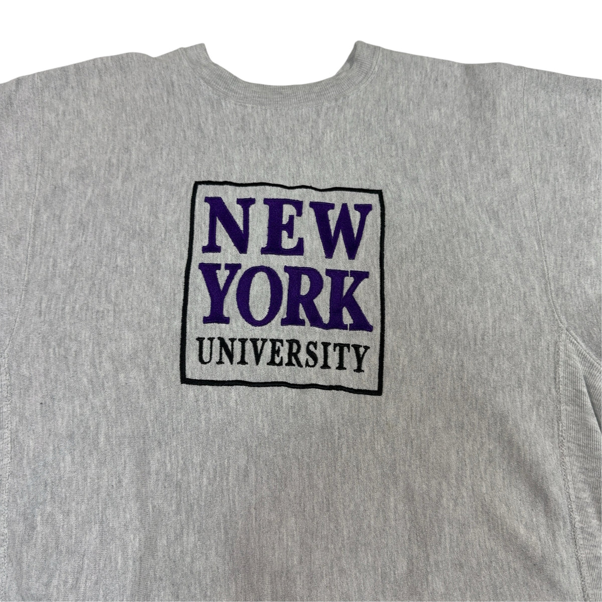 胸の NEW YORK UNIVERSITY 刺繍