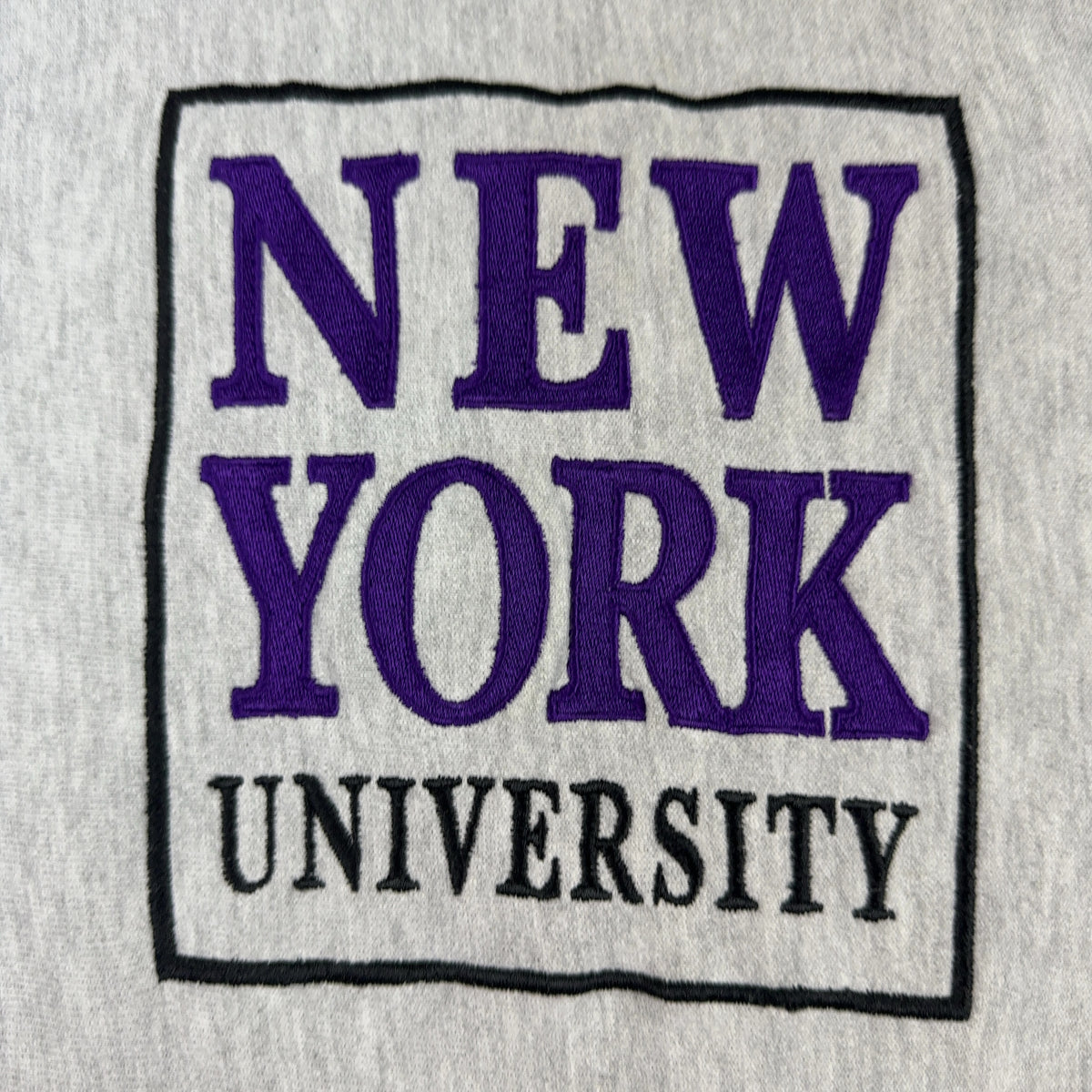 NEW YORK UNIVERSITY 刺繍 寄り（紫と黒の糸）