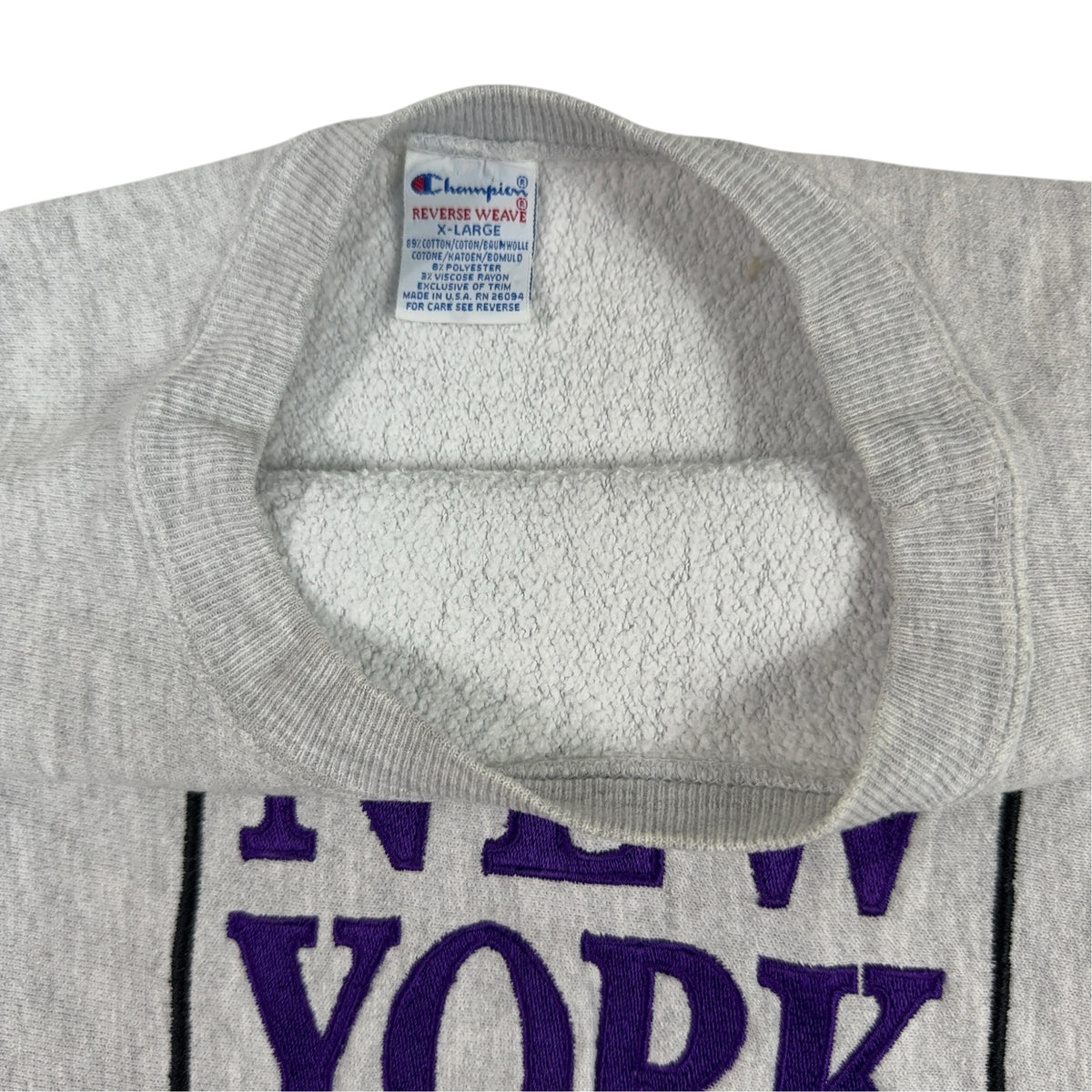 首元の Champion REVERSE WEAVE 刺繍タグ 引き
