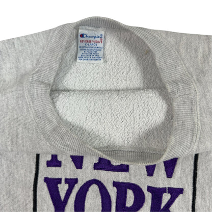 首元の Champion REVERSE WEAVE 刺繍タグ 引き