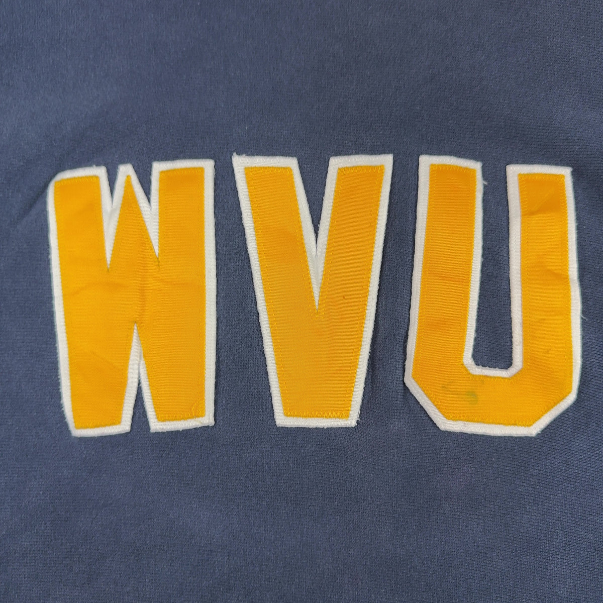 WVU ワッペン 寄り（V・U の線状のシミ）