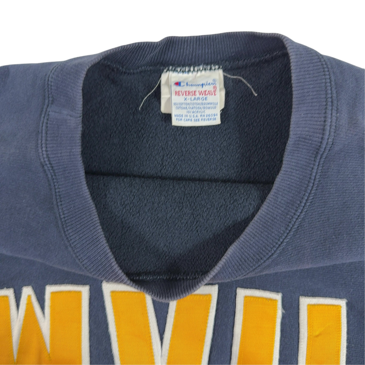 首元の Champion REVERSE WEAVE 刺繍タグ 引き