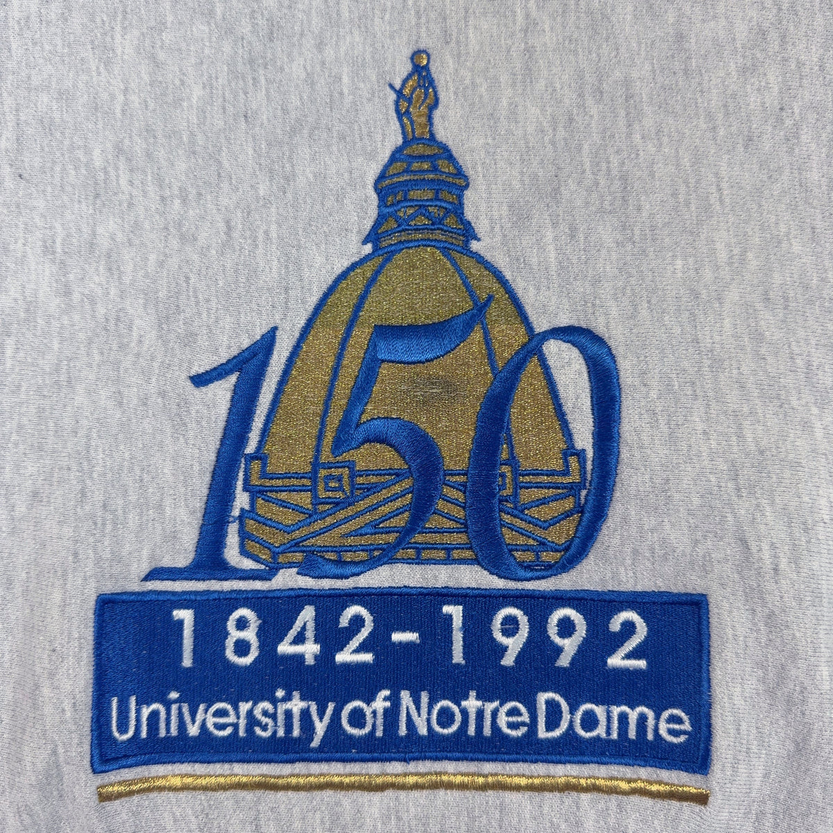 150 と金色のドーム、University of Notre Dame の刺繍 寄り