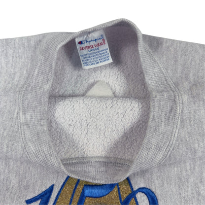 首元の Champion REVERSE WEAVE 刺繍タグ 引き