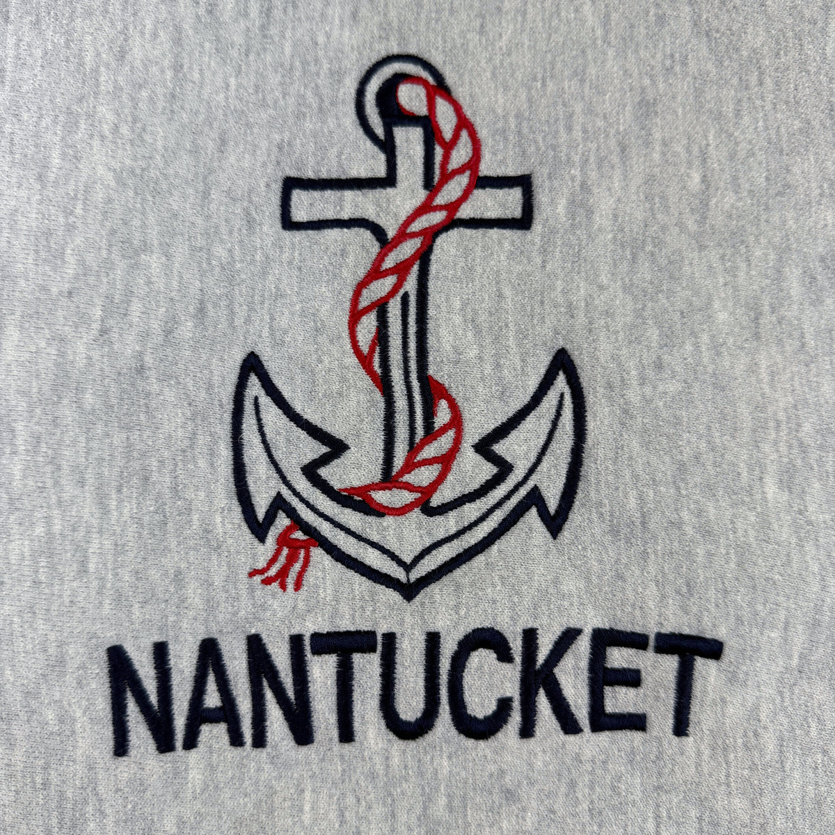 ロープを巻いた錨と NANTUCKET の刺繍 寄り
