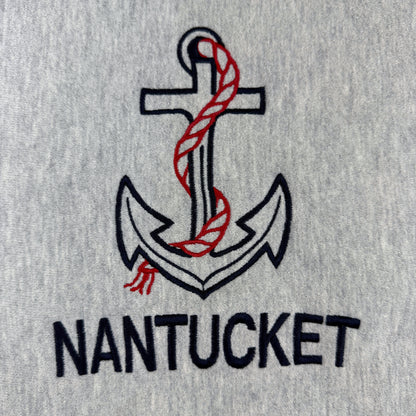 ロープを巻いた錨と NANTUCKET の刺繍 寄り