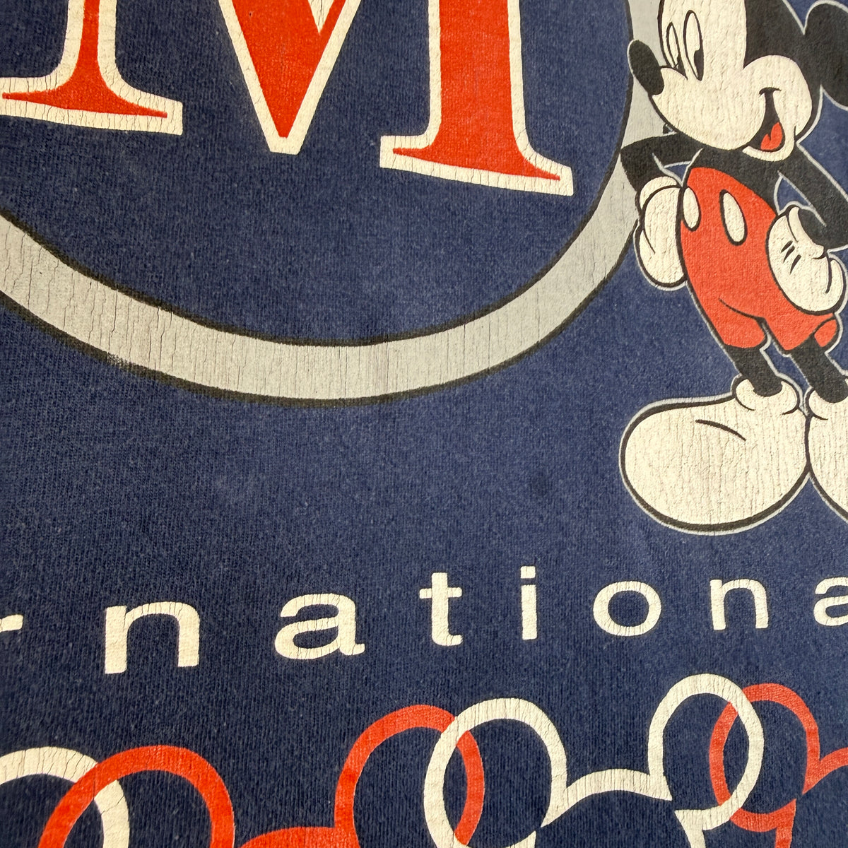 90's MICKEY UNLIMITED ATHLETIC DEPT. ミッキーマウス Tシャツ プリント寄り(別カット)
