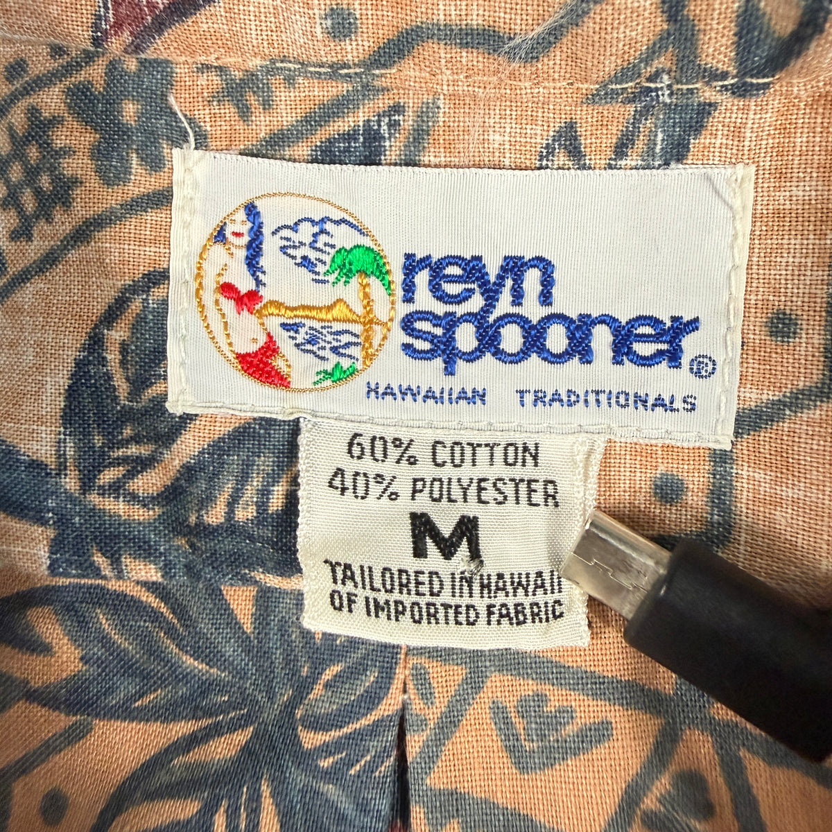 同アロハシャツ ブランドタグ reyn spooner HAWAIIAN TRADITIONALS 素材・ハワイ縫製表記