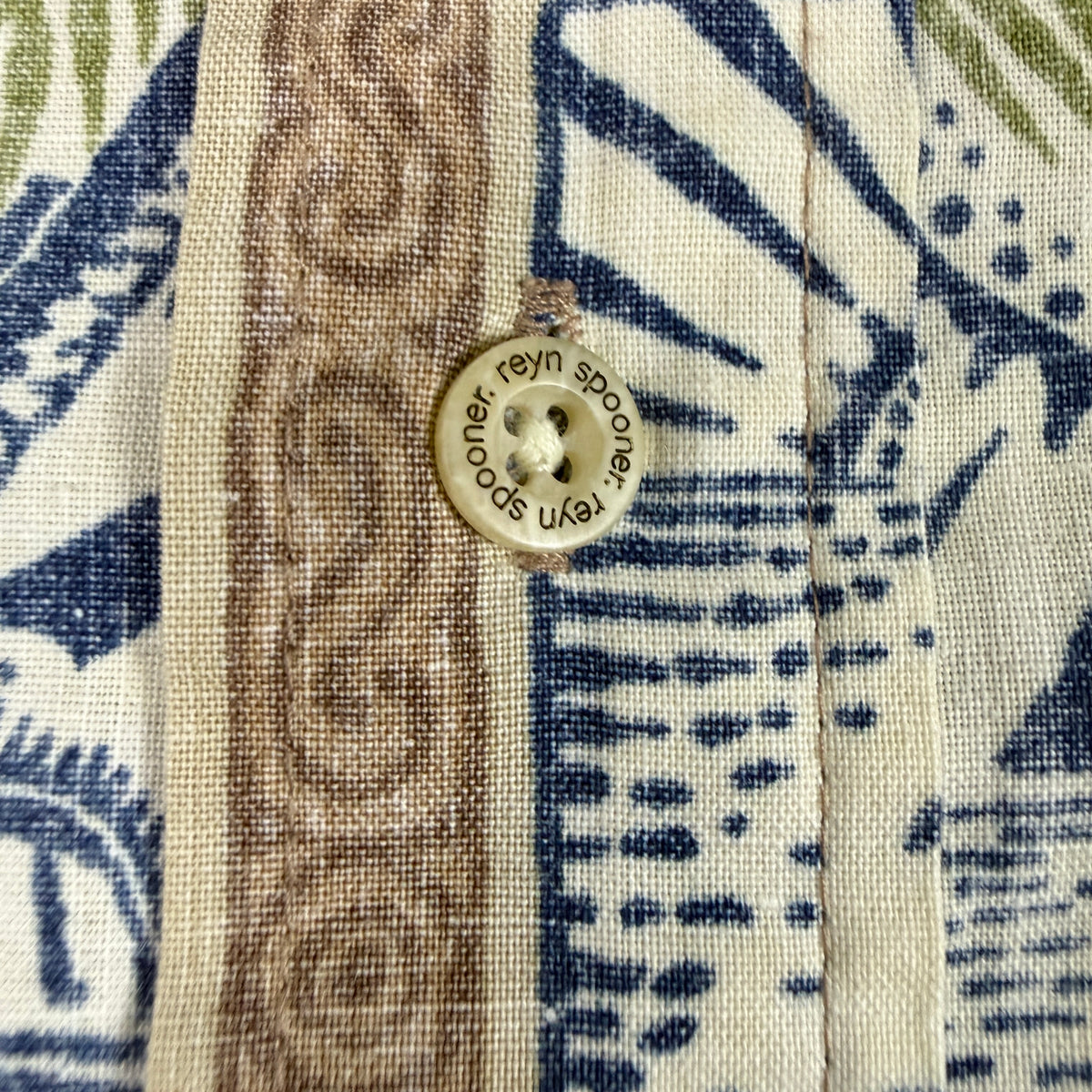 同アロハシャツ reyn spooner 刻印入りボタン寄り
