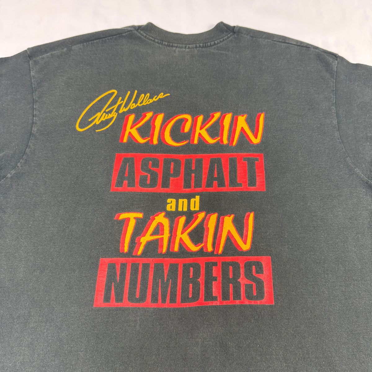 同Tシャツ 背面プリント寄り ラスティ・ウォレスのサインと文字プリント