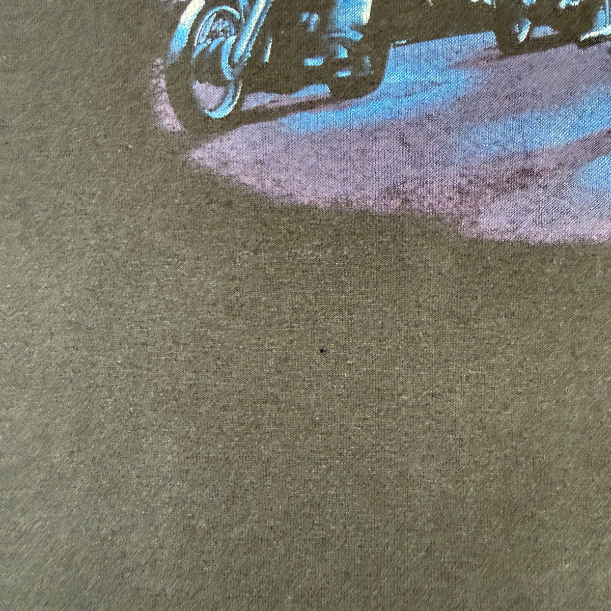 90's Harley-Davidson LEGENDS LIVE WHERE LEGENDS ROAM STURGIS 1991 ブラック Tシャツ L 前身頃 バイクのプリント下の生地 小さい穴 ピンホール