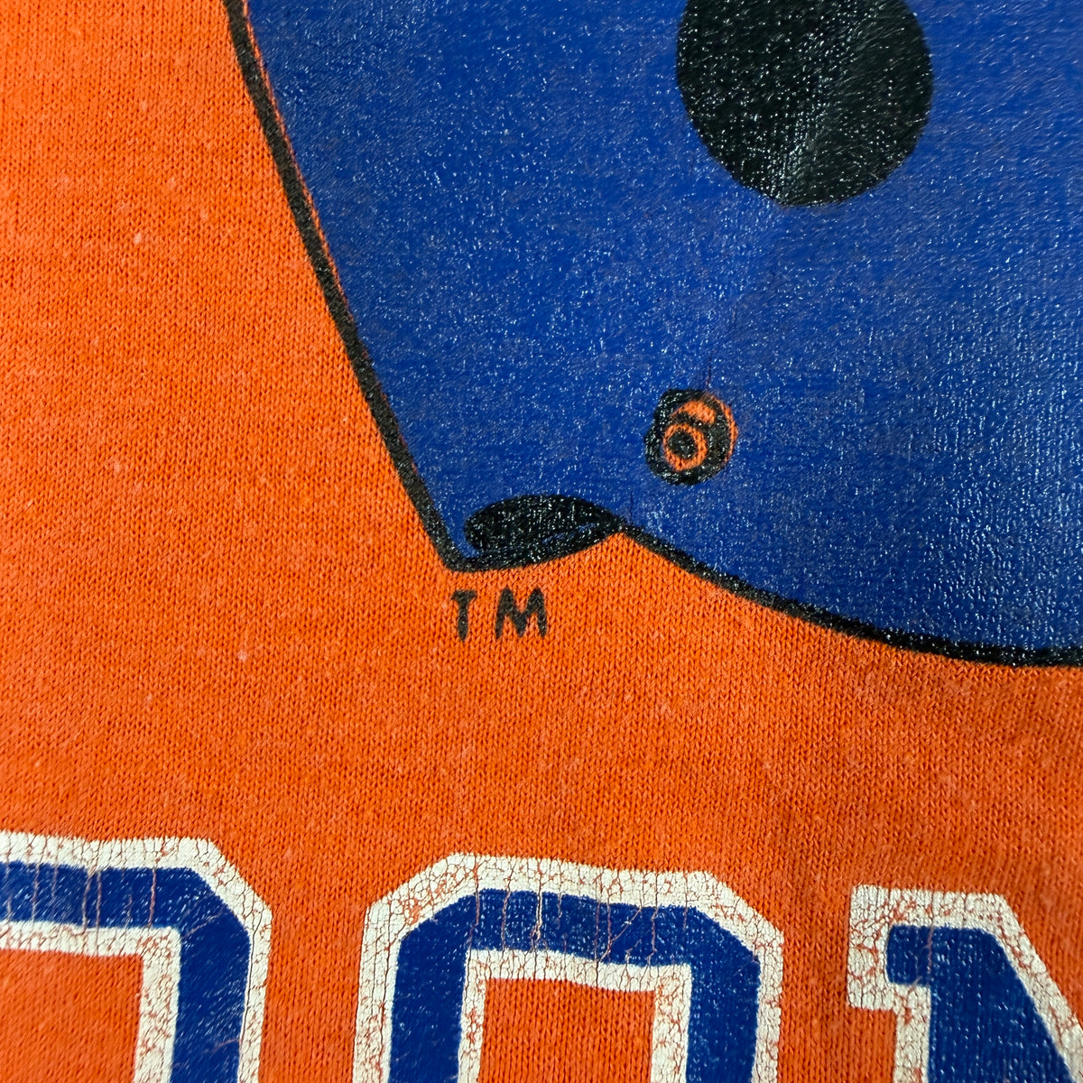 ヘルメットとBRONCOS文字のプリント寄り TM表記