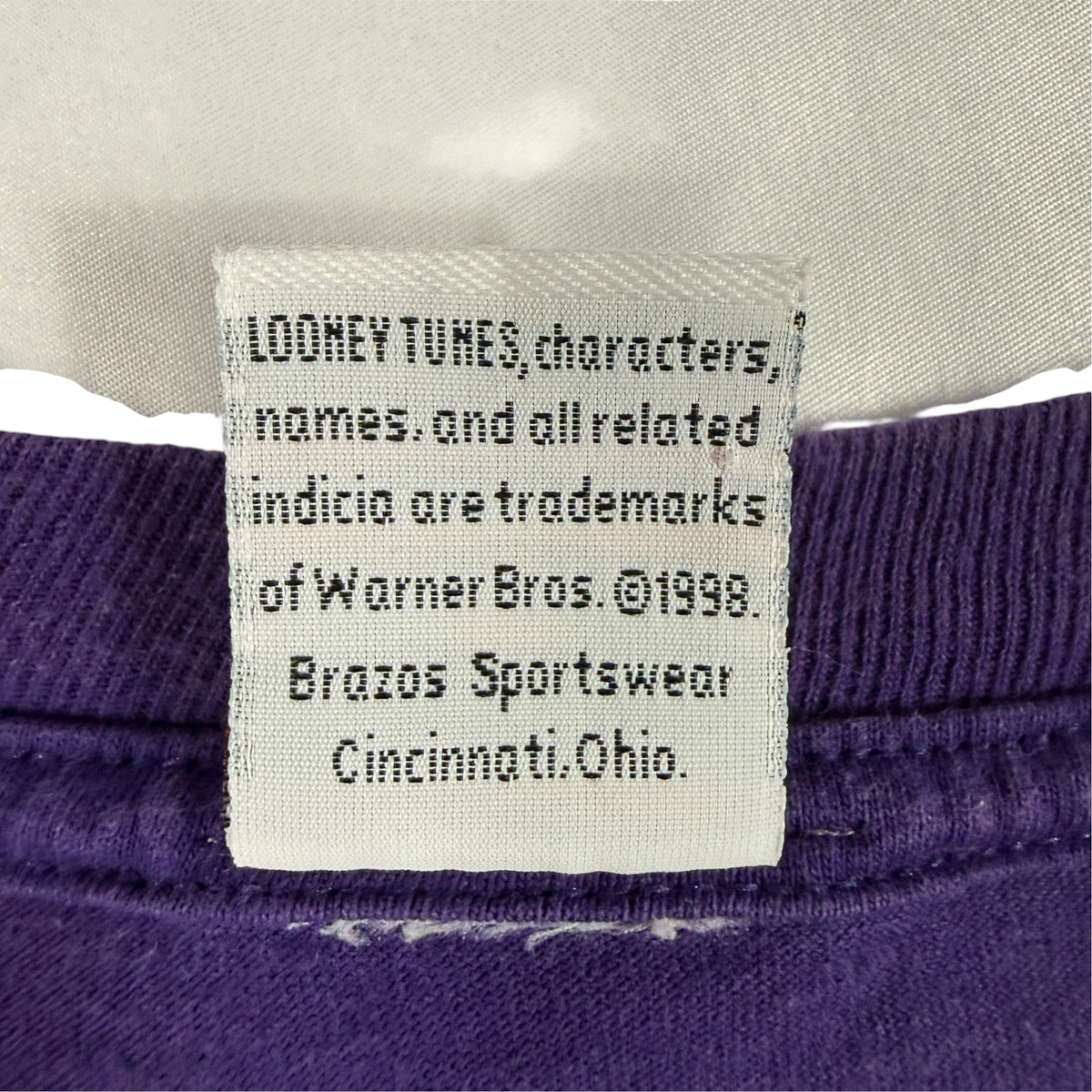 Warner Bros. ©1998 / Brazos Sportswear Cincinnati, Ohio. の権利表記タグ