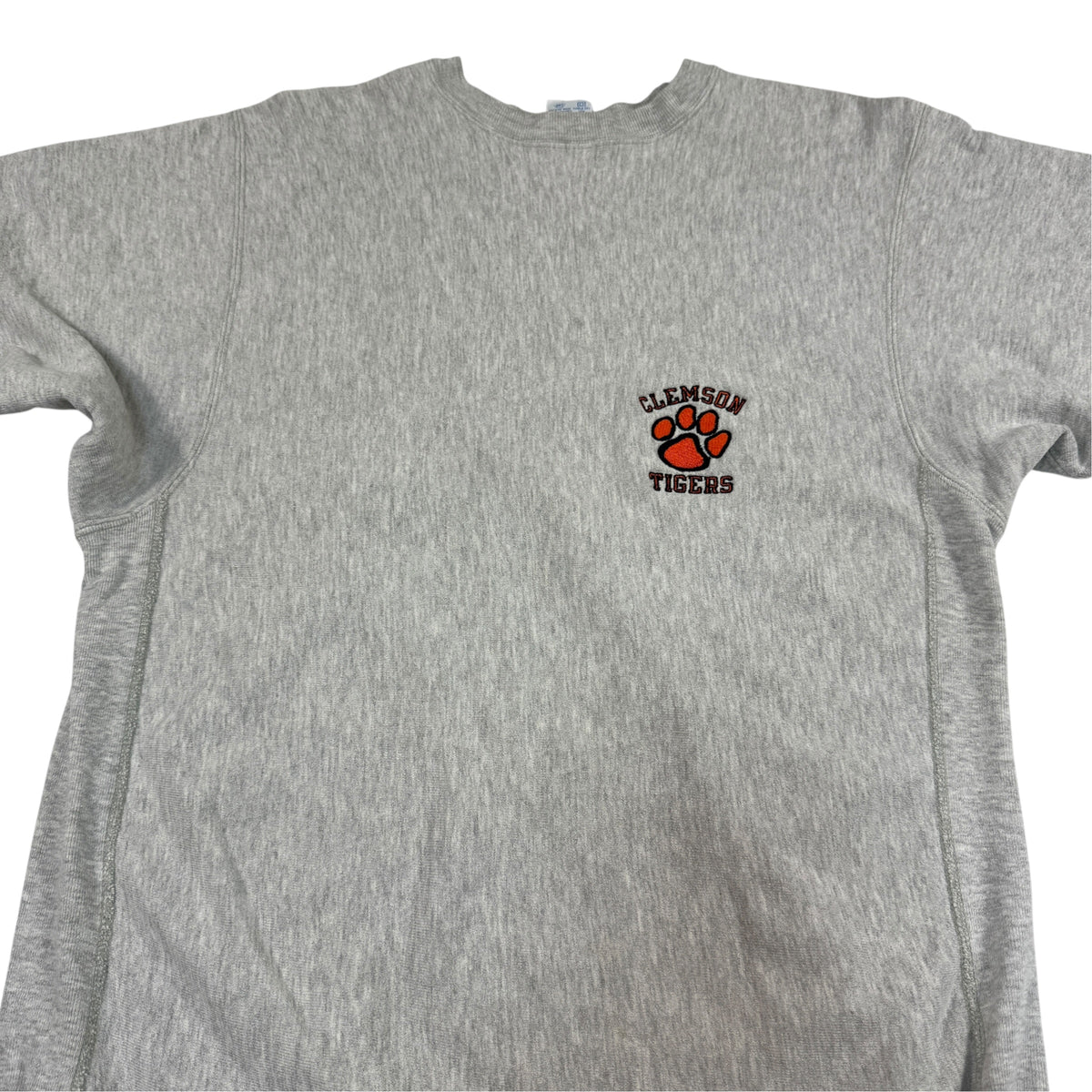 左胸のCLEMSON TIGERSタイガーパウ刺繍 寄り
