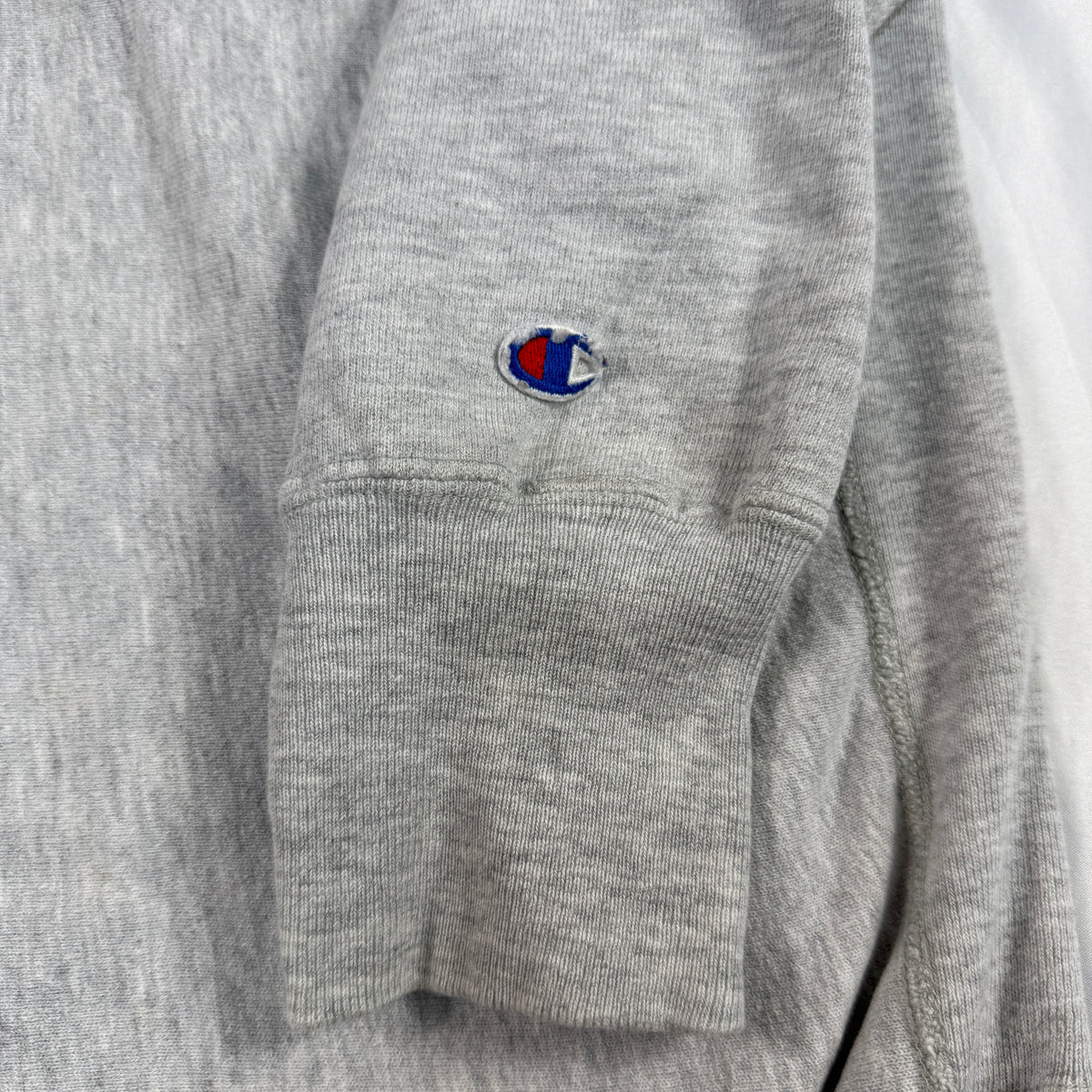 左袖のChampion Cワッペン刺繍と袖口リブ