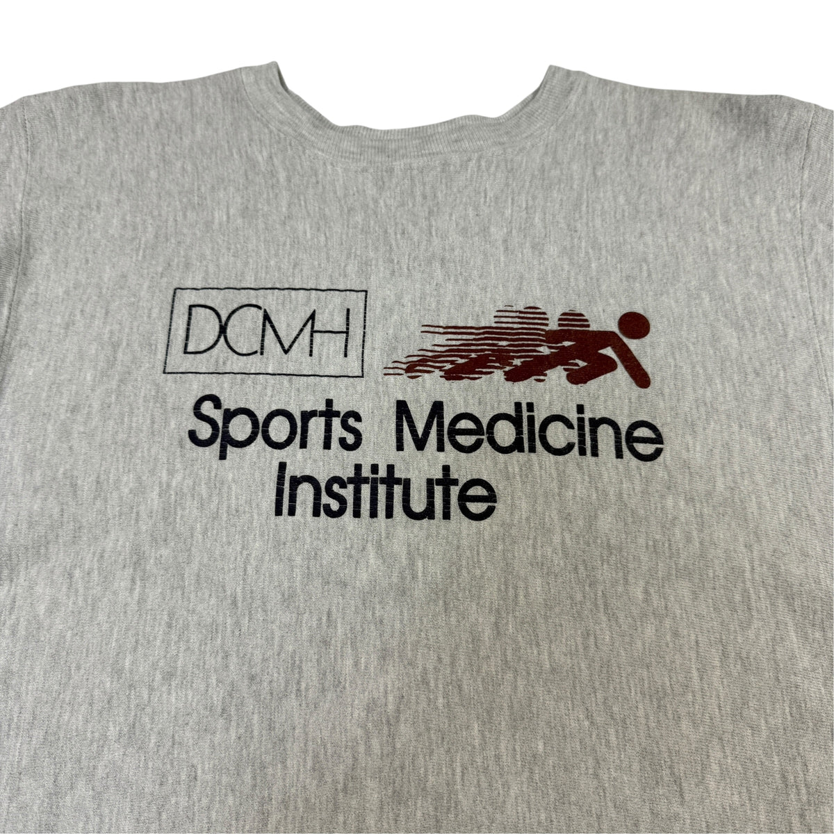 胸のDCMH Sports Medicine Instituteプリント 寄り