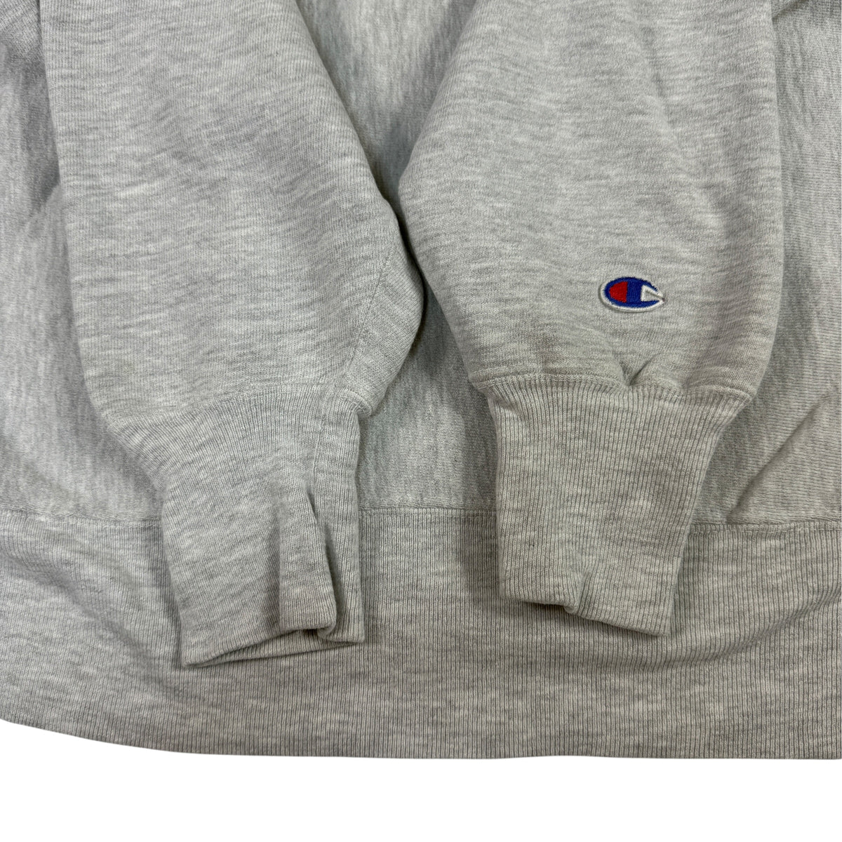左袖のChampion Cワッペン刺繍と袖口リブ