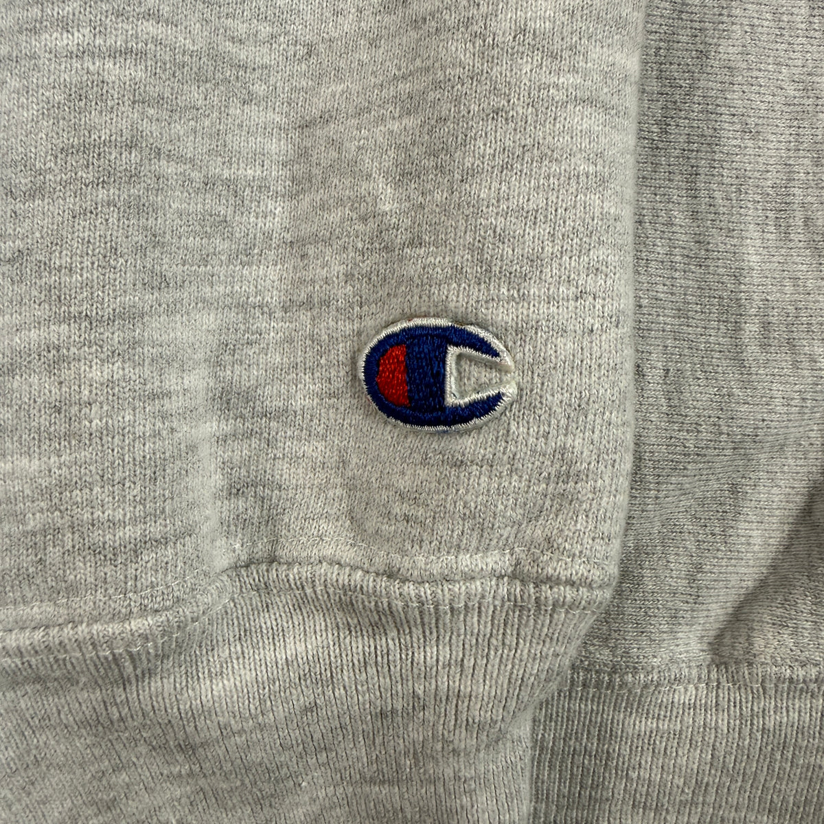左袖のChampion Cワッペン刺繍 ブルー×レッド 寄り