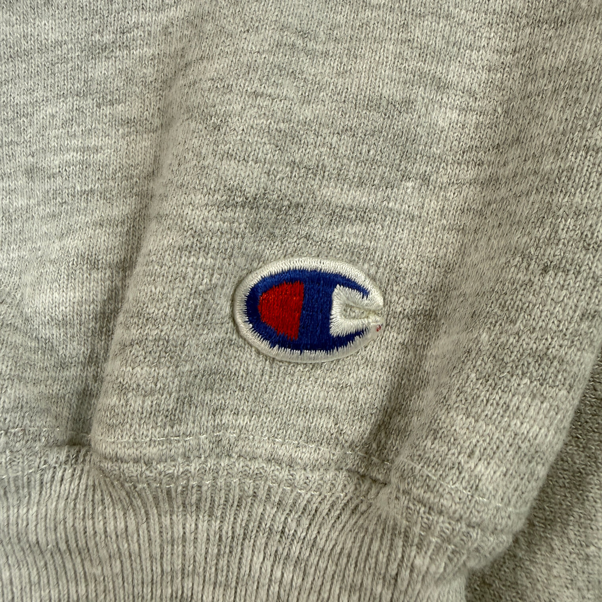 左袖のChampion Cワッペン刺繍 ブルー×レッド 寄り