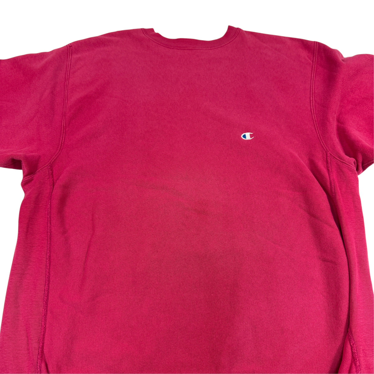 Champion リバースウィーブ ピンク 前身頃の色ムラと左胸のCロゴ（引き）