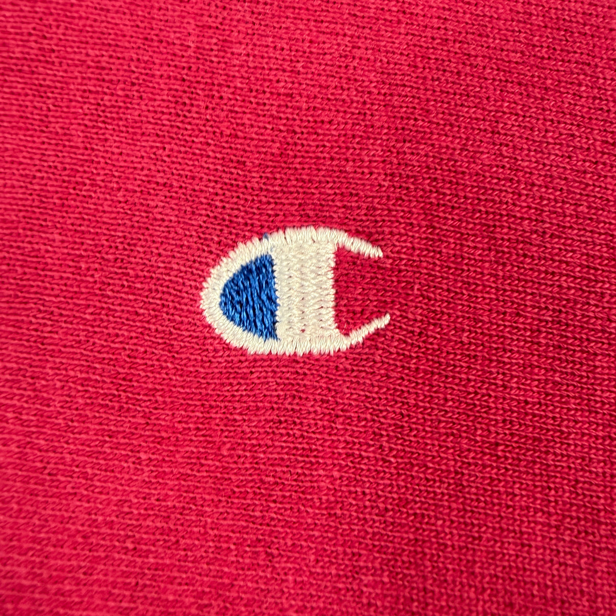 Champion リバースウィーブ ピンク Cロゴ刺繍の拡大 赤×白×青
