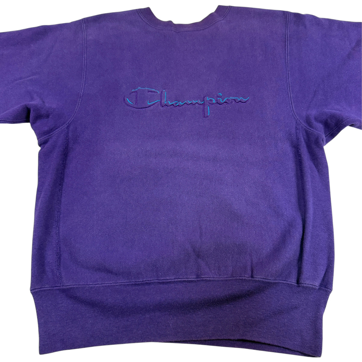 Champion リバースウィーブ パープル 胸のスクリプトロゴ刺繍と肩のフェード（引き）