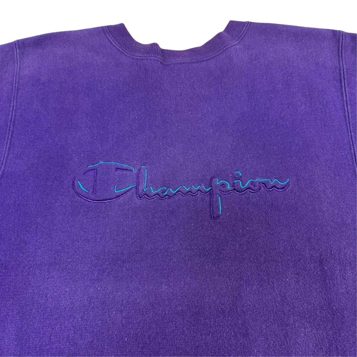 Champion リバースウィーブ パープル 胸のスクリプトロゴ刺繍（寄り）