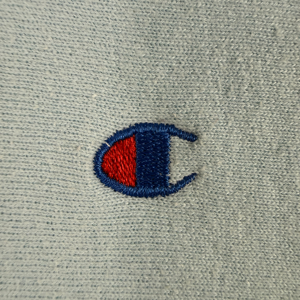 Champion リバースウィーブ 左胸のCロゴ刺繍（拡大）