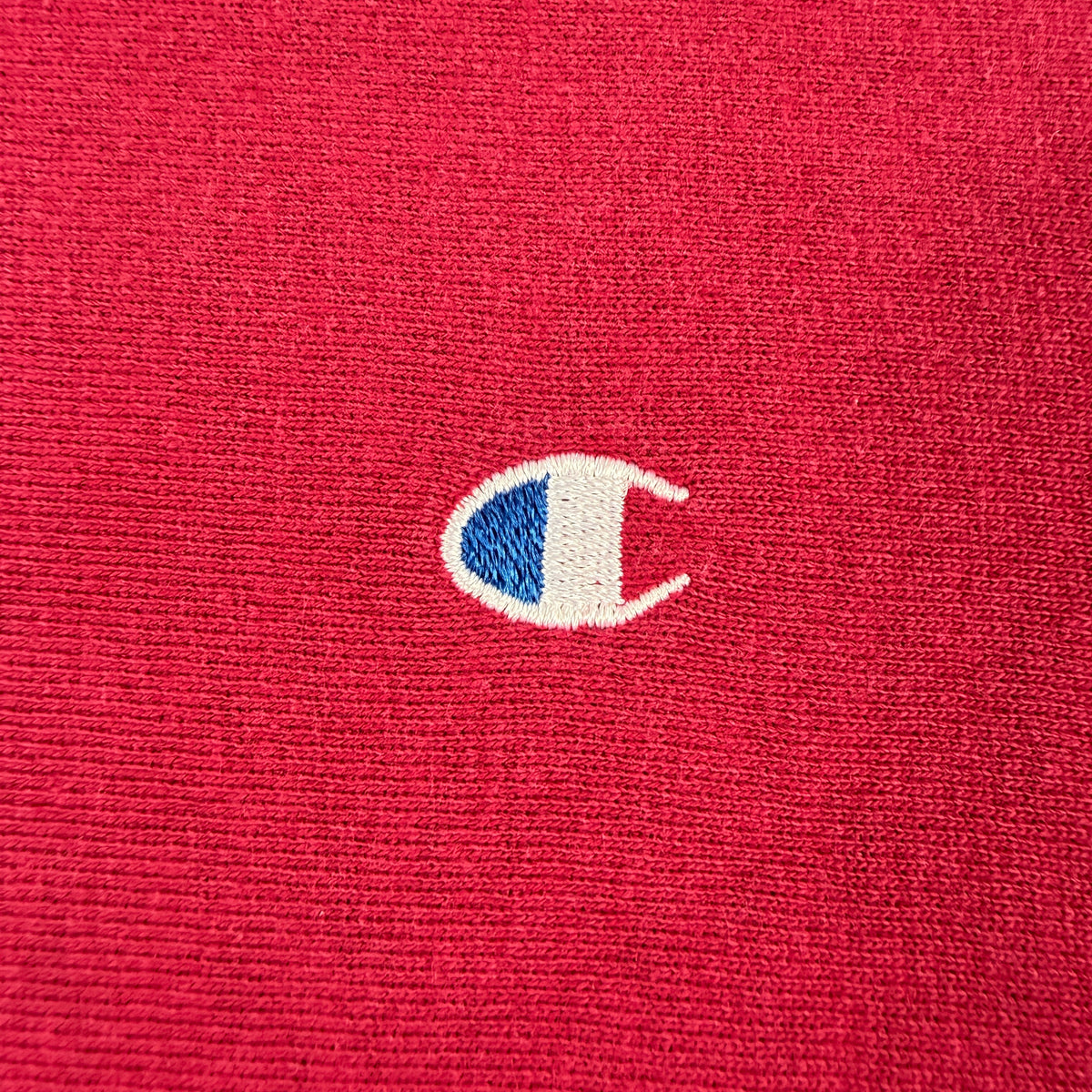 Champion リバースウィーブ 左胸のCロゴ刺繍（拡大）