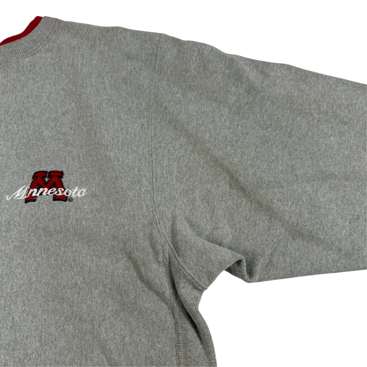 Champion リバースウィーブ 左胸のMinnesota刺繍（寄り）