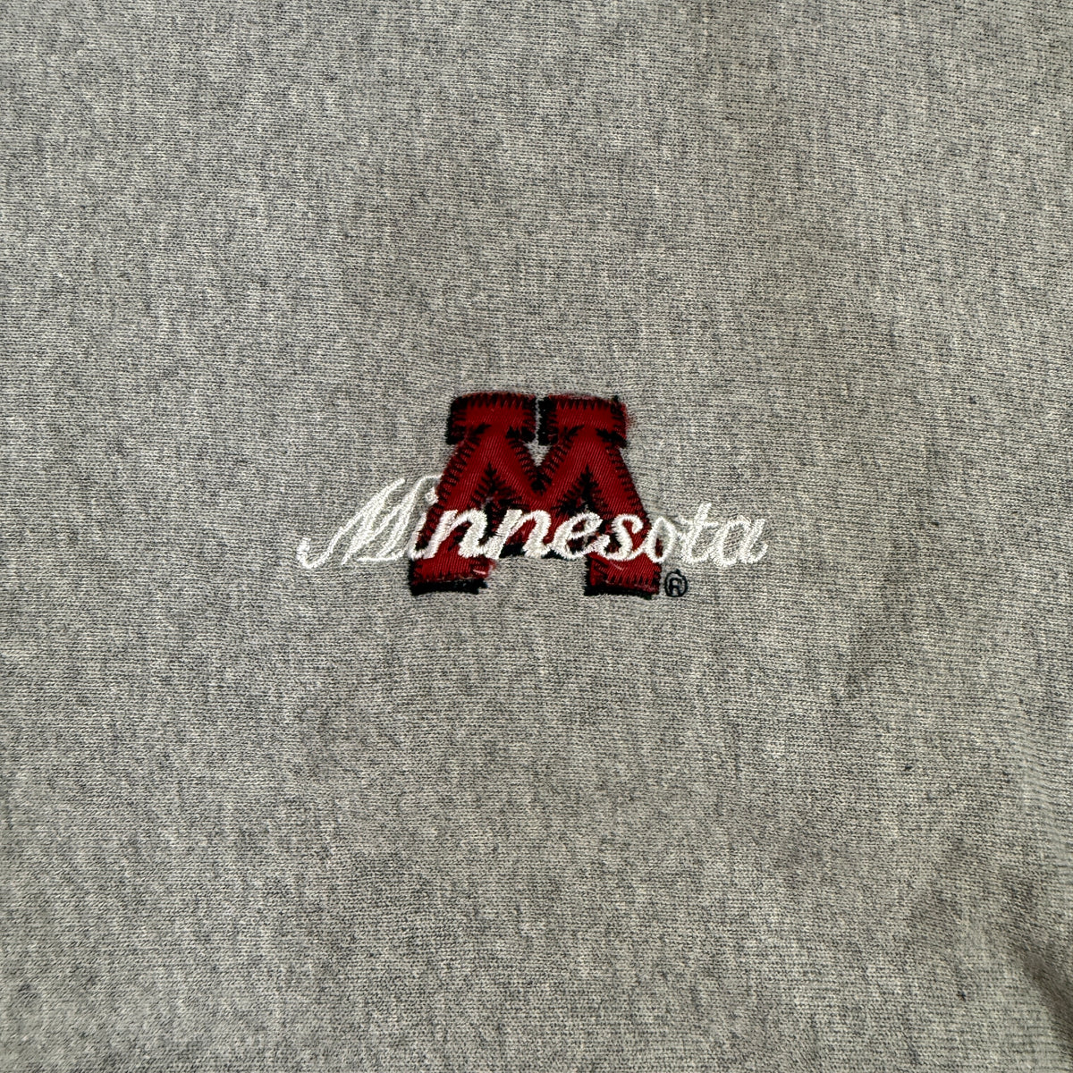 Minnesota 筆記体＋マルーンのMロゴ刺繍の拡大