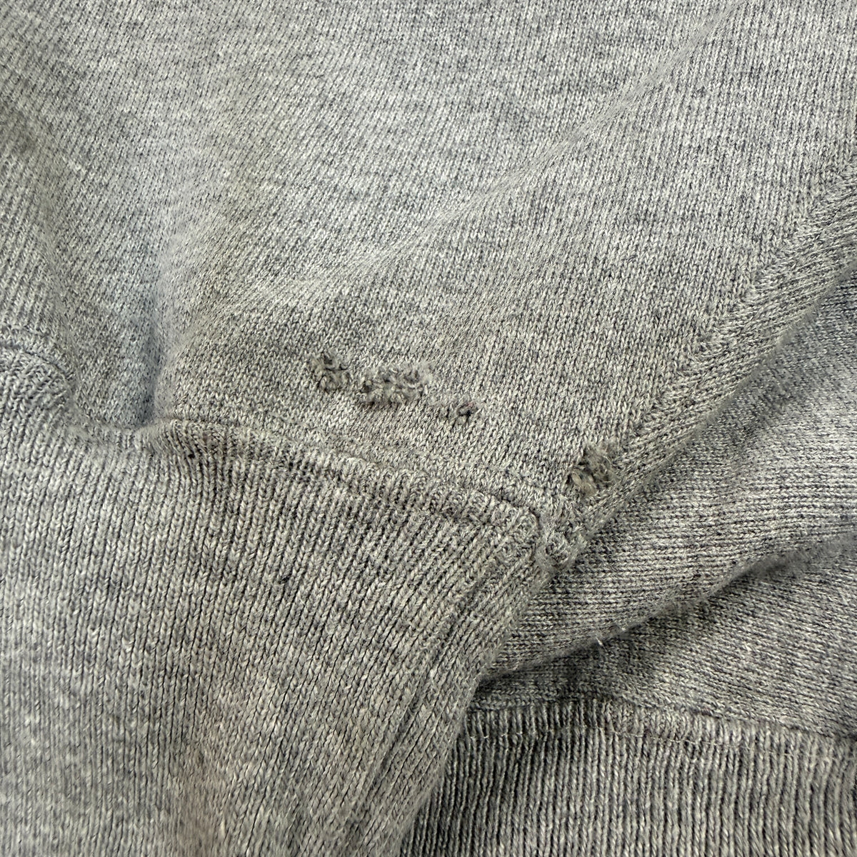 Champion リバースウィーブ 裾上・脇まわりの小さな穴（ダメージ）
