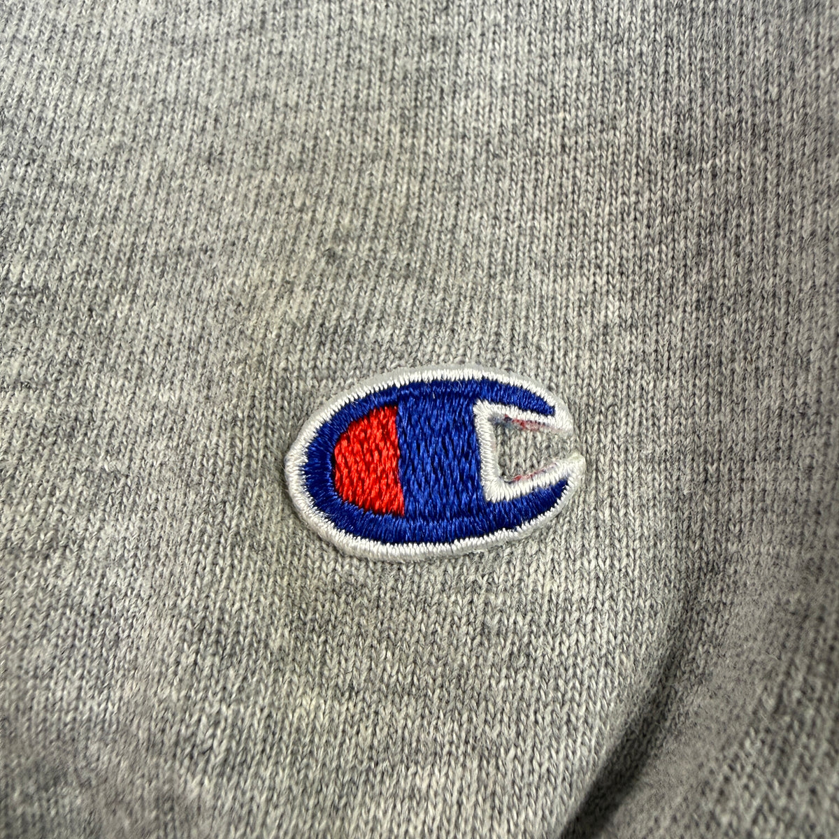 Champion リバースウィーブ 左袖のCワッペン（拡大）