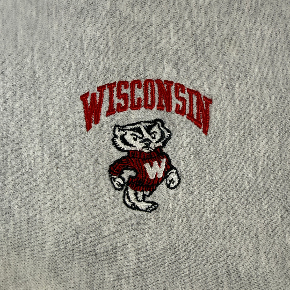 左胸のWISCONSINアーチロゴとマスコット バッキー・バジャーの刺繍 寄り