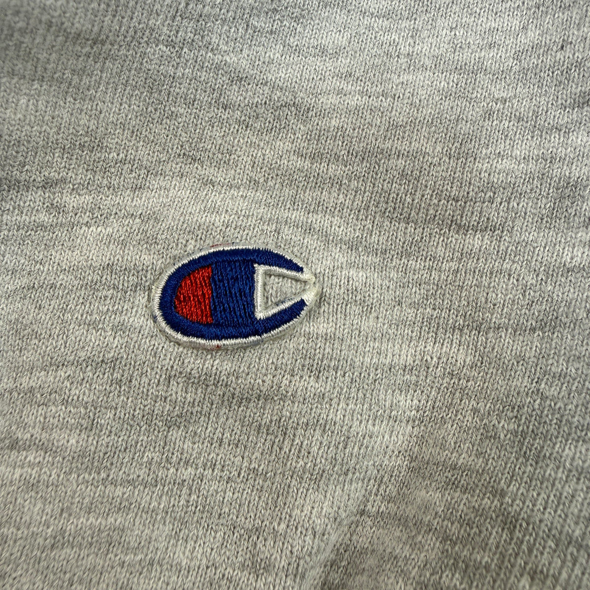 左袖の刺繍Cロゴ 寄り