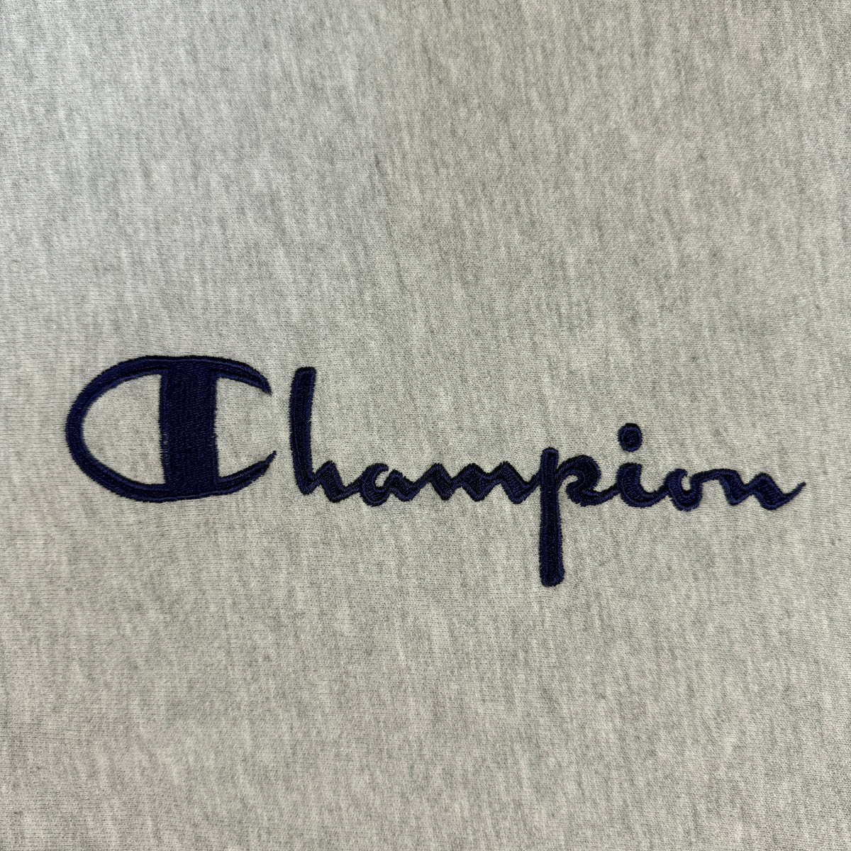 90's Champion リバースウィーブ スクリプトロゴ刺繍 ネイビー ラインリブ グレー スウェット XXL 胸のスクリプトロゴ刺繍（寄り）